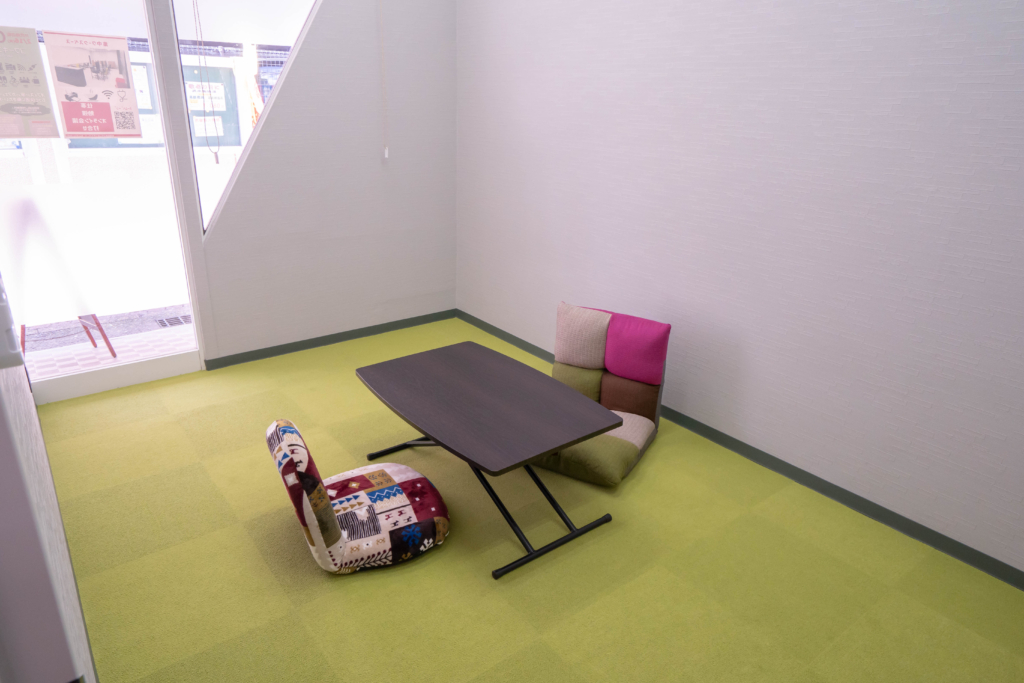 福岡市の託児付きコワーキングスペース・レイジーナアキラの親子でも使える会議室レンタルスペース